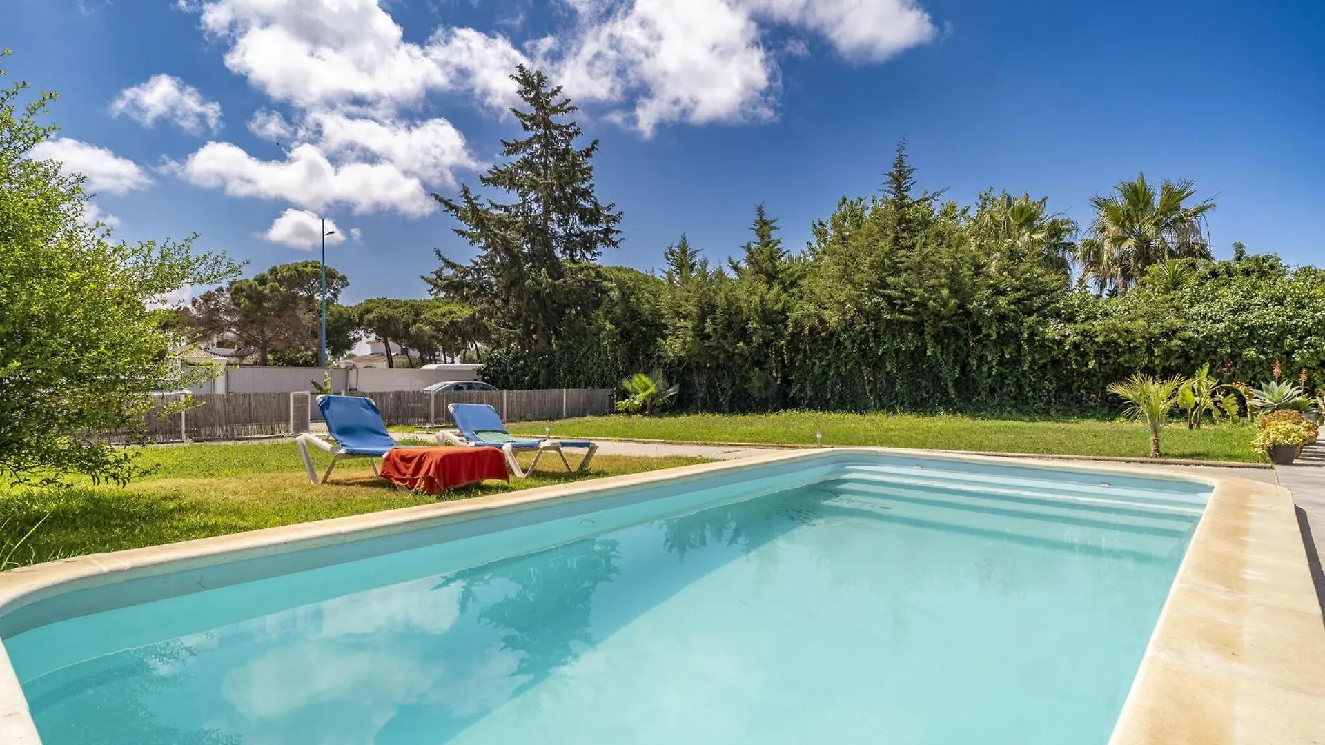 Stunning Home In Chiclana De La Frontera
