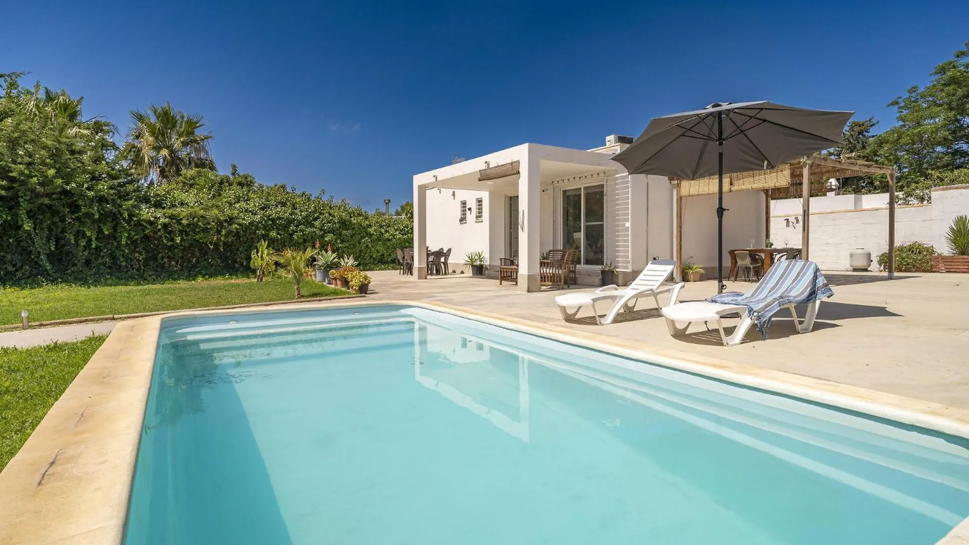 Stunning Home In Chiclana De La Frontera 0*,